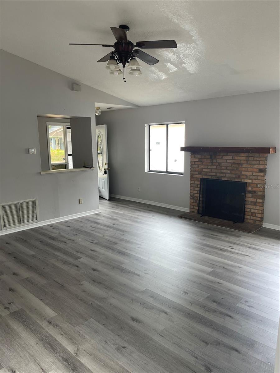 Image 3 of 17 For 425 Blue Jacket Ln