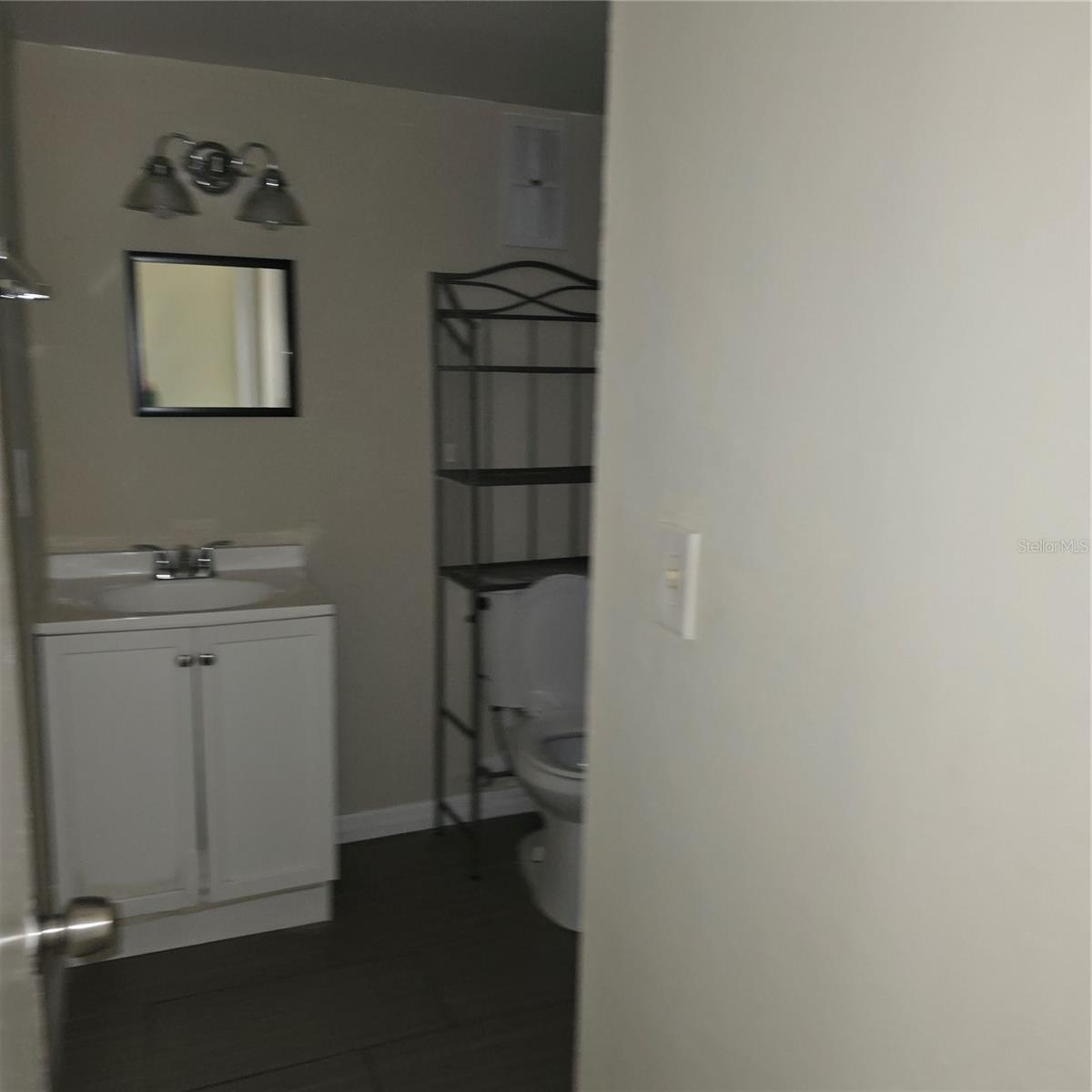 Image 8 of 17 For 922 Lake Destiny Road F