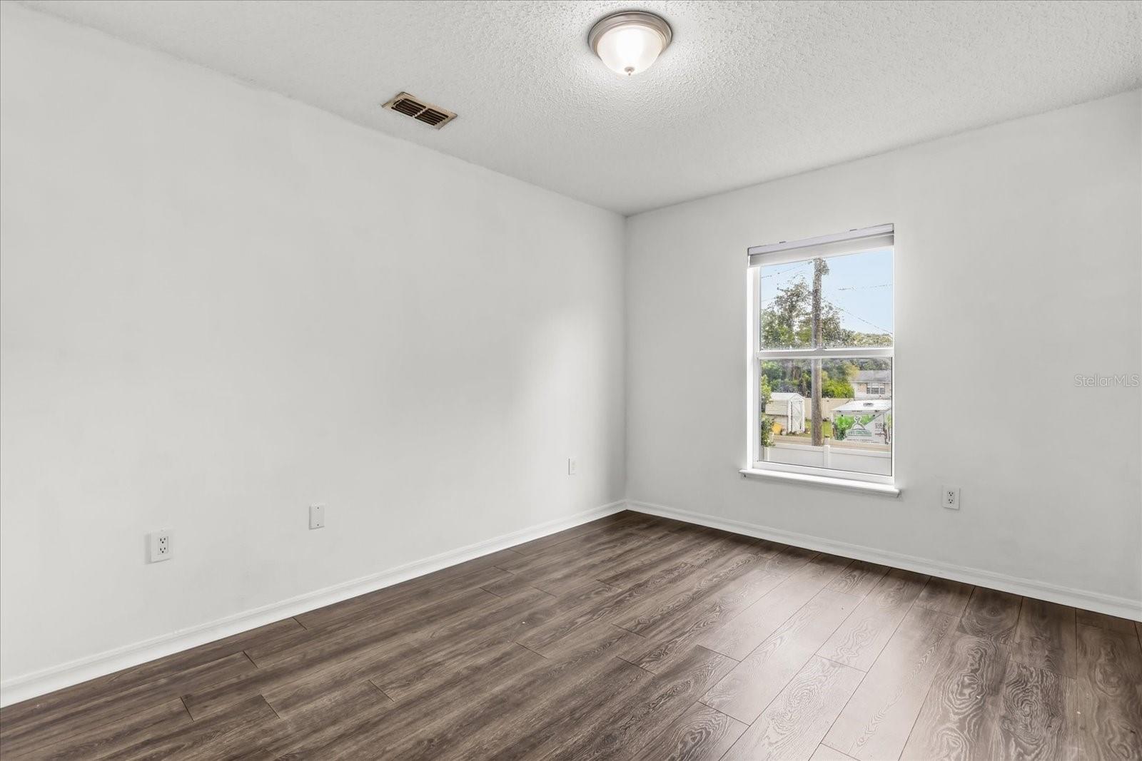 Image 23 of 46 For 1780 Howland Boulevard