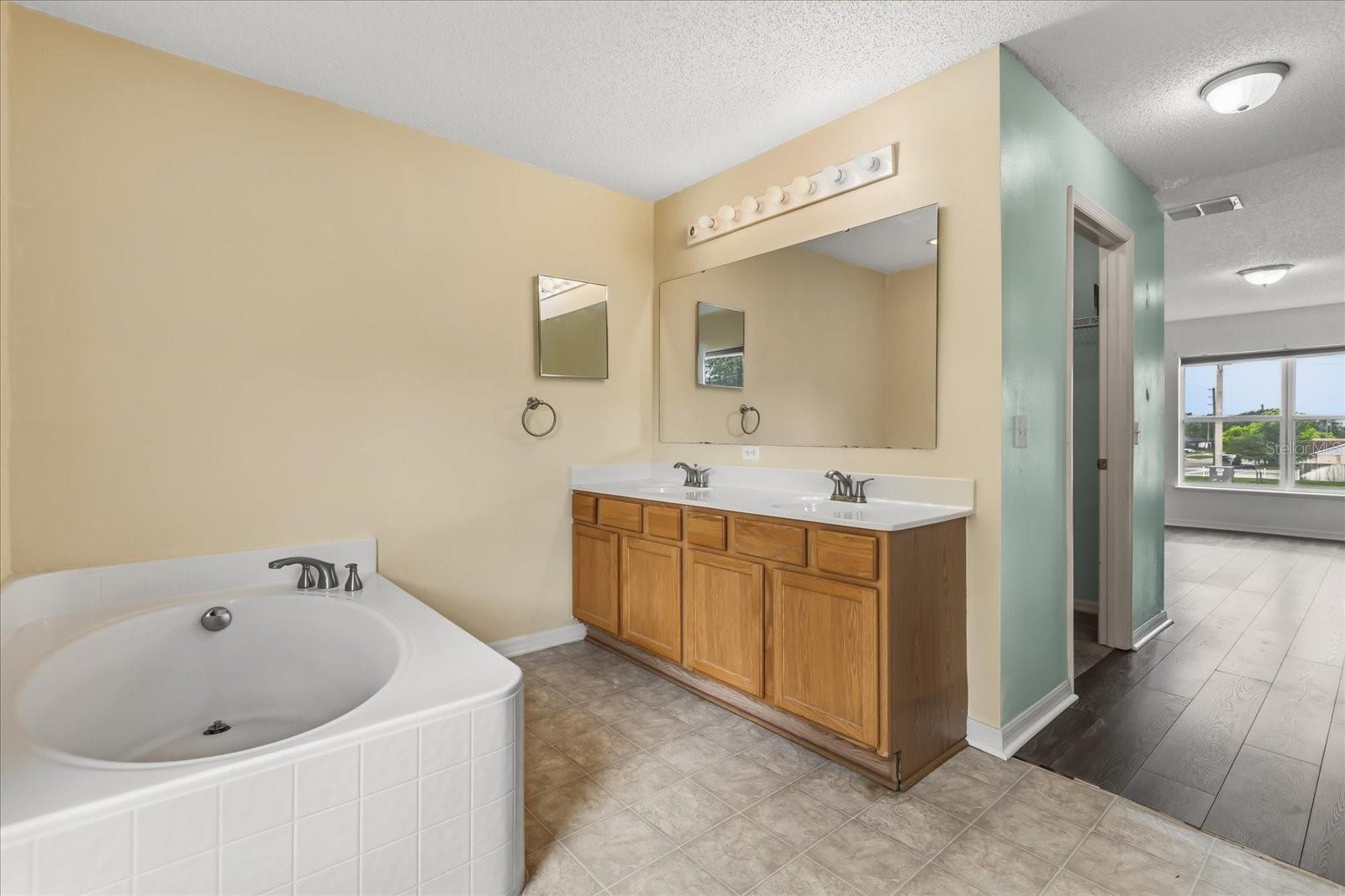 Image 33 of 46 For 1780 Howland Boulevard