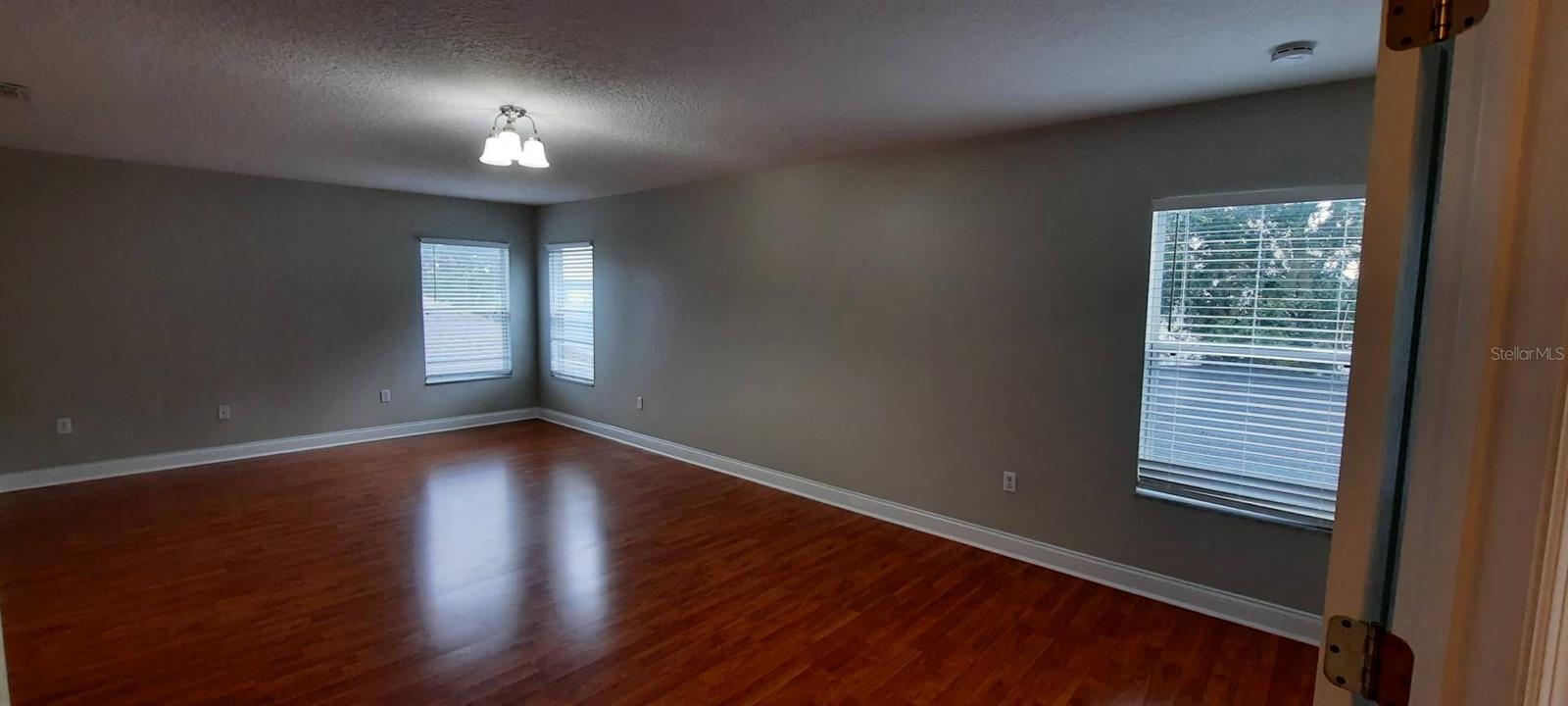 Image 17 of 25 For 12827 Oulton Circle