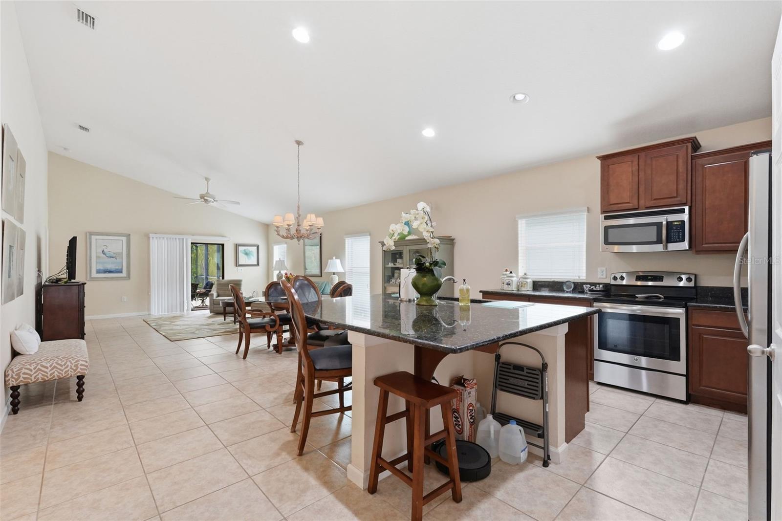 Listing photo id 14 for 5541 Extravagant Court