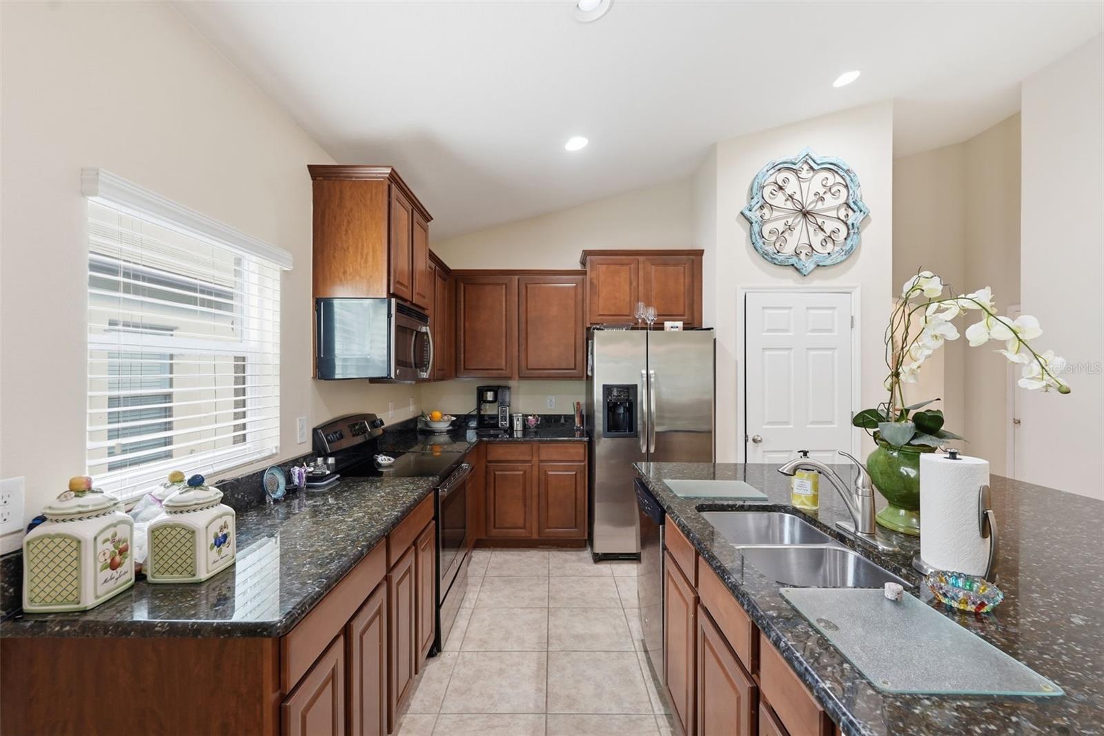 Listing photo id 15 for 5541 Extravagant Court