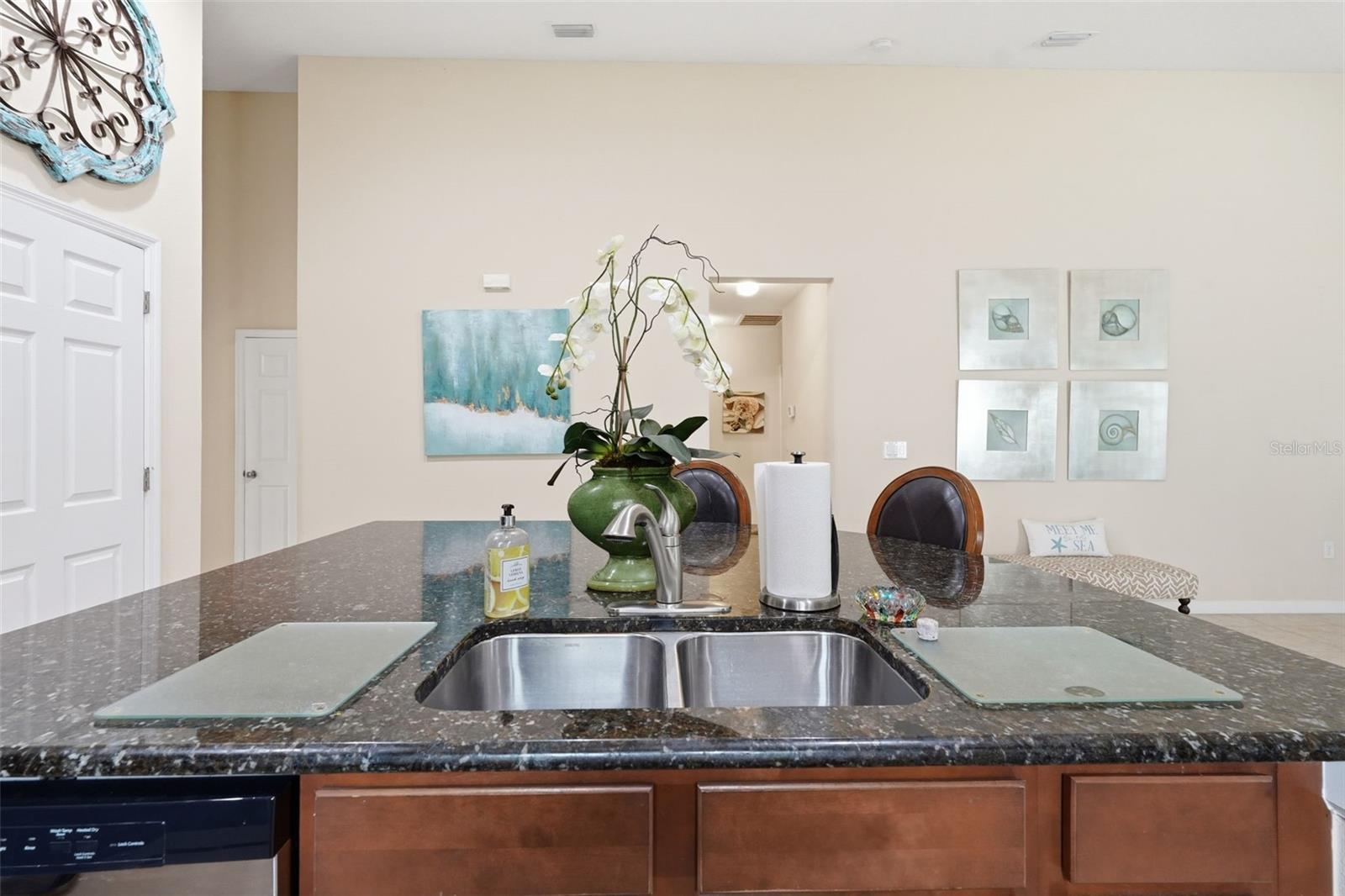 Listing photo id 16 for 5541 Extravagant Court