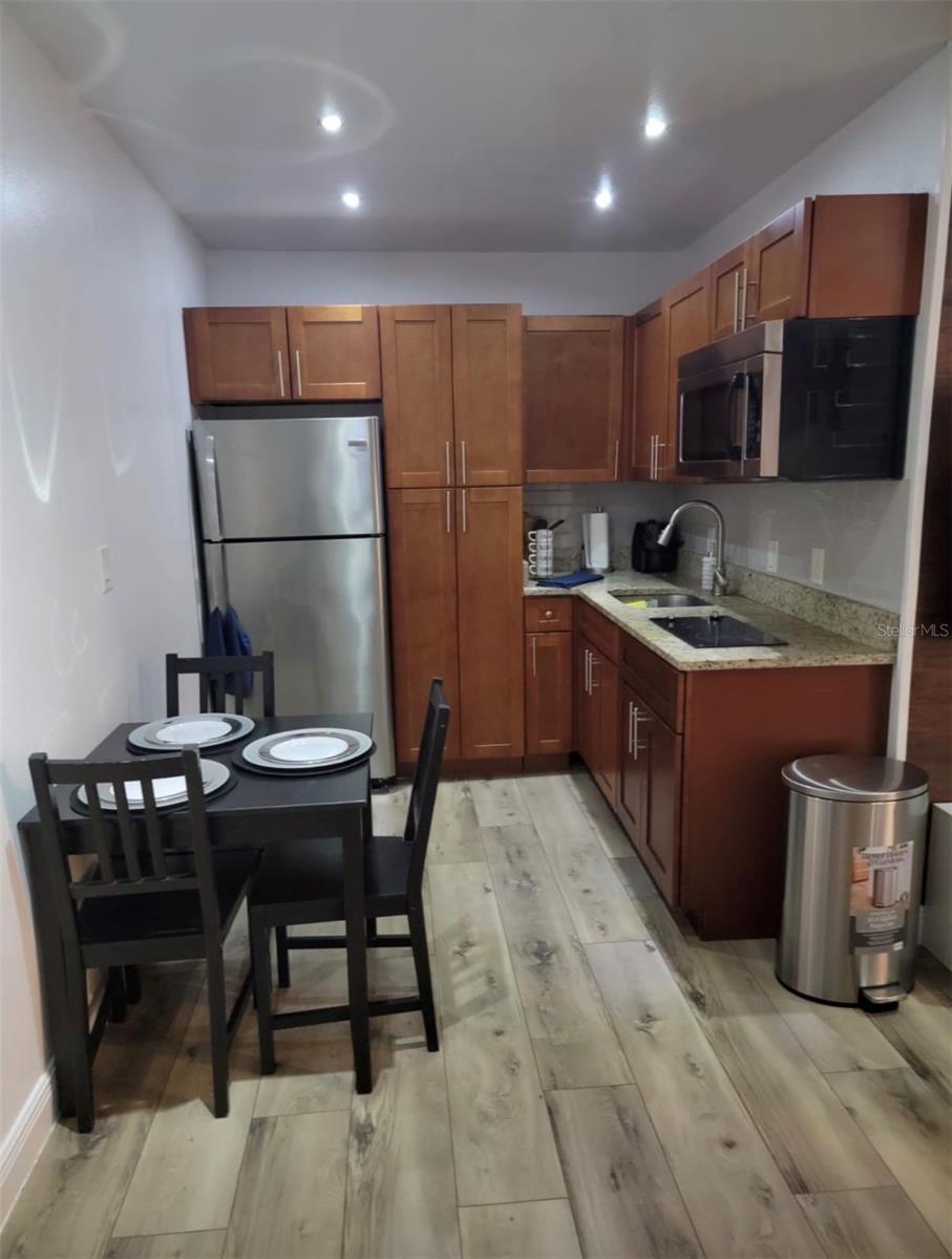 Image 4 of 20 For 2302 Rochelle Avenue 1