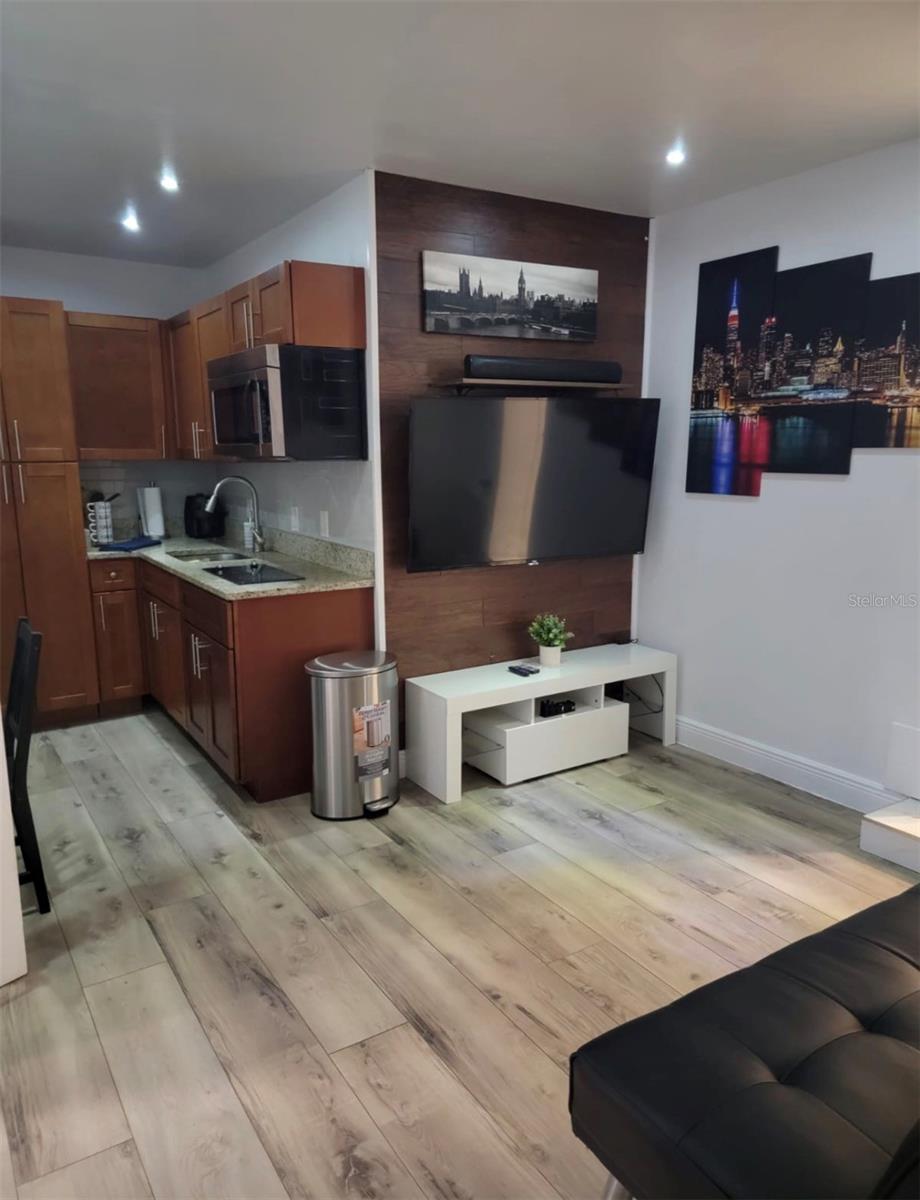 Image 5 of 20 For 2302 Rochelle Avenue 1