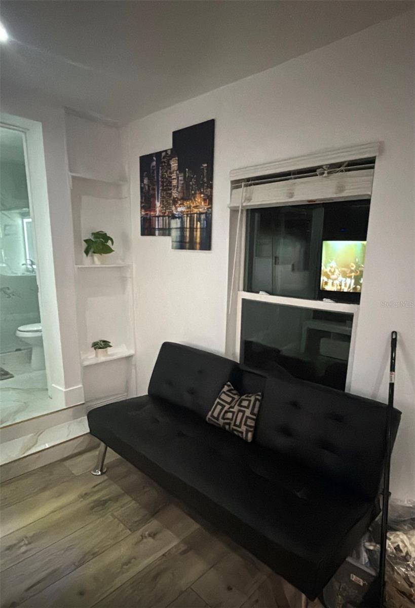 Image 8 of 20 For 2302 Rochelle Avenue 1