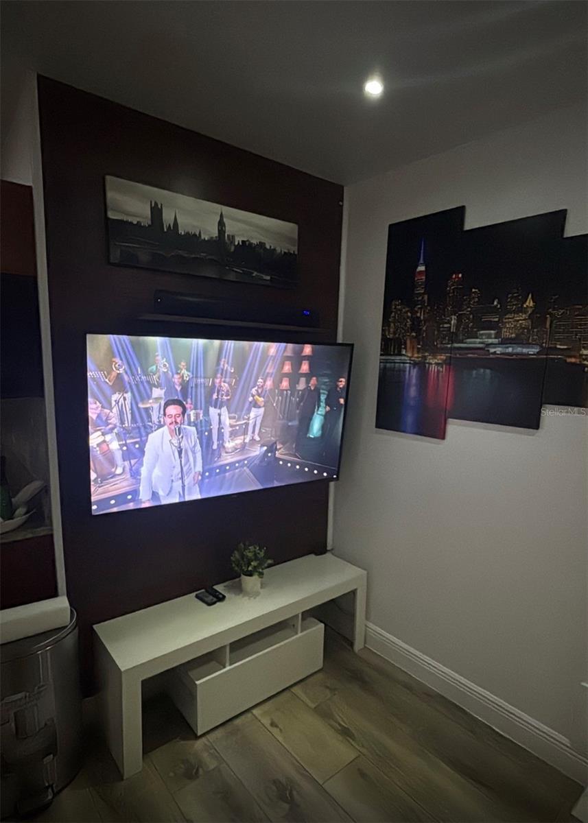 Image 9 of 20 For 2302 Rochelle Avenue 1