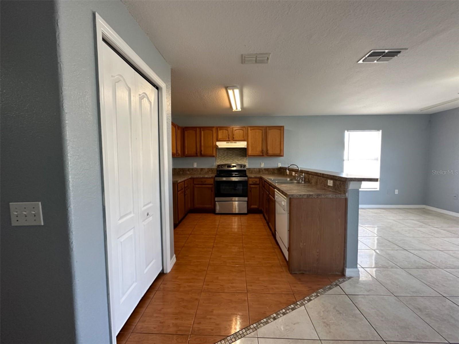 Image 4 of 25 For 662 Yak Court