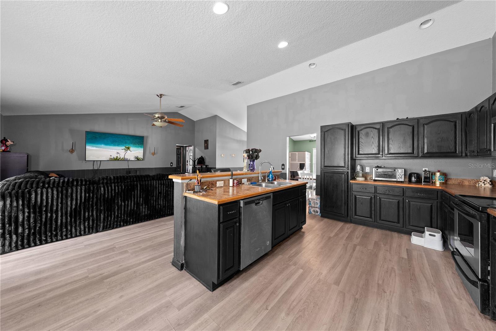 Image 10 of 33 For 1965 Mustang Court