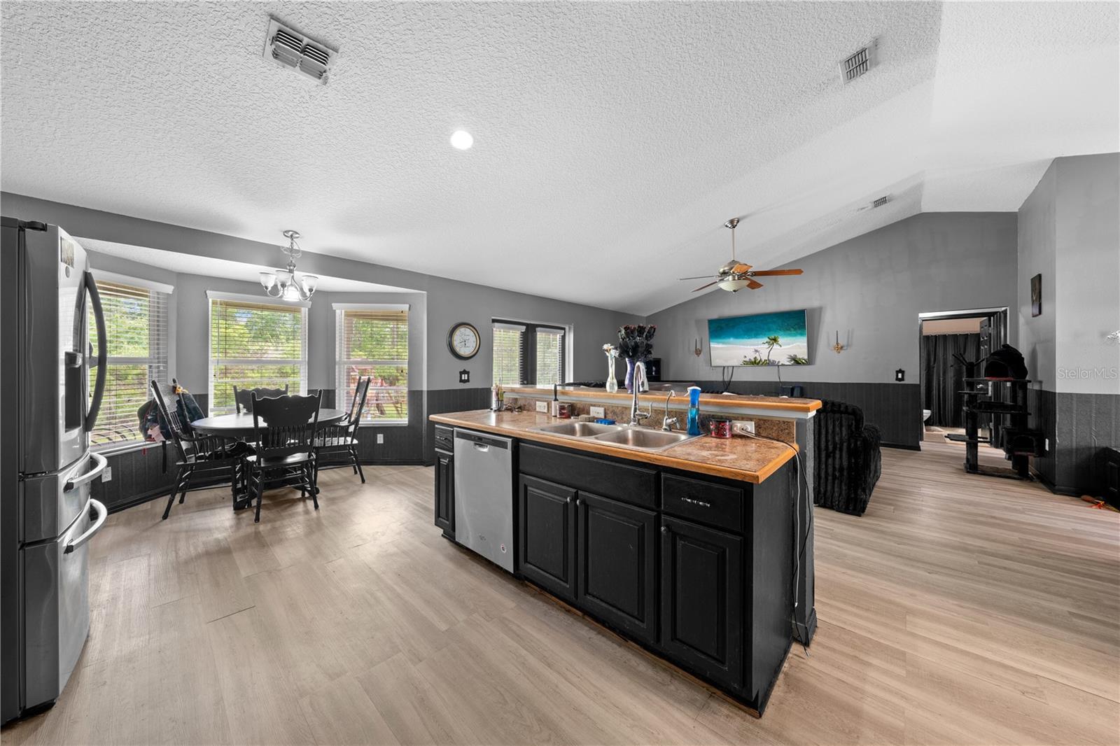 Image 14 of 33 For 1965 Mustang Court