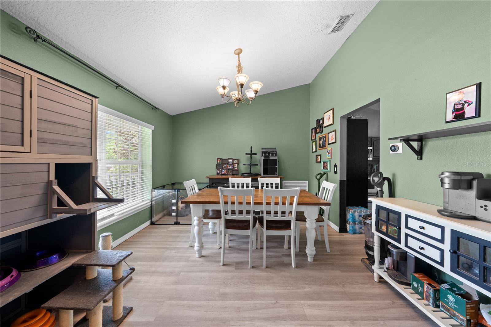 Image 17 of 33 For 1965 Mustang Court