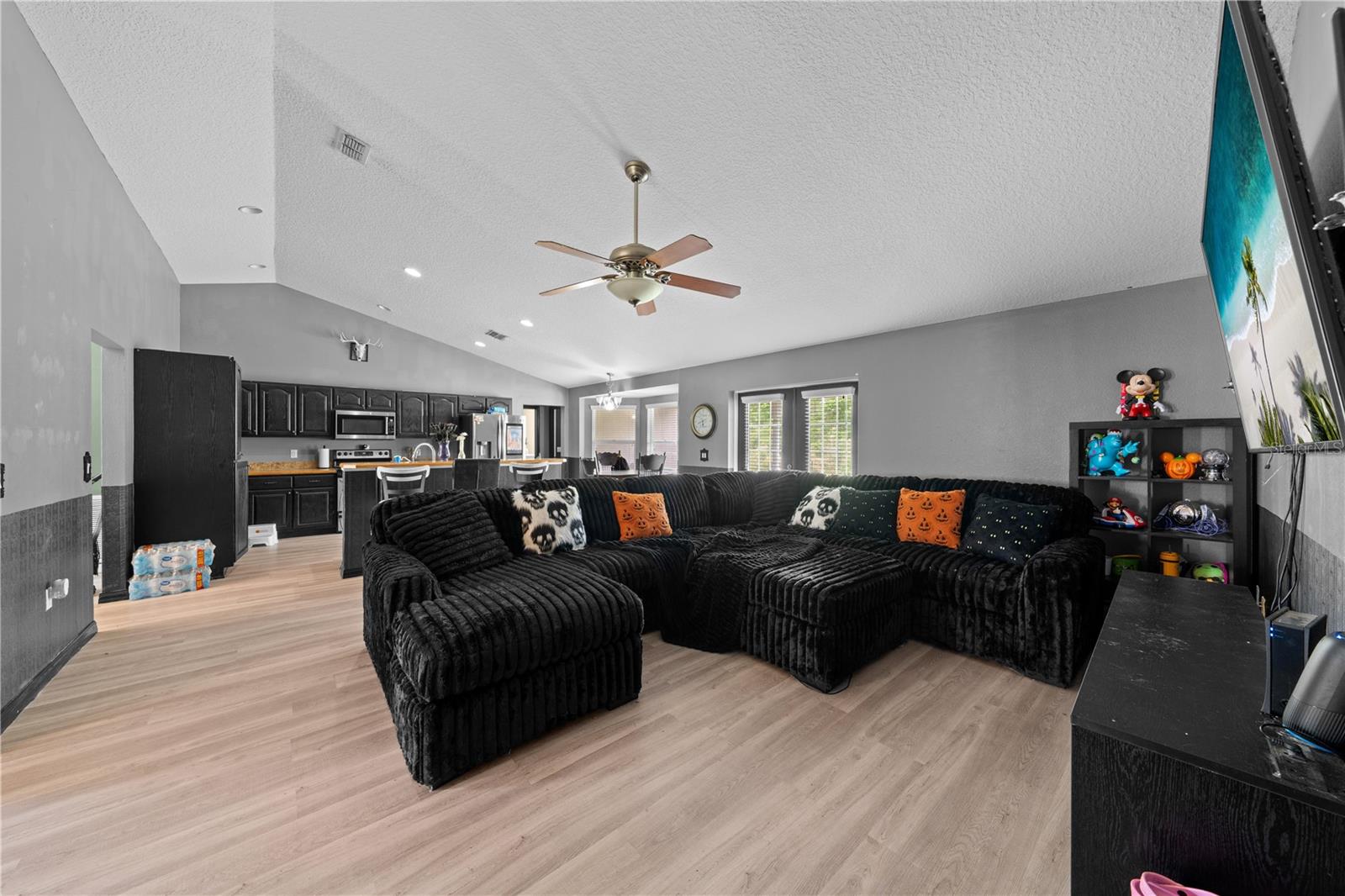 Image 9 of 33 For 1965 Mustang Court