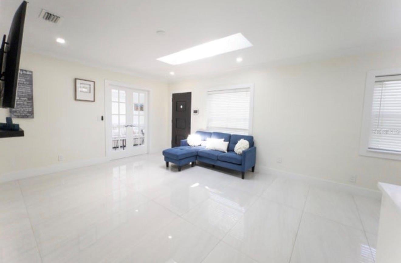 Image 11 of 17 For 887 Perry Street