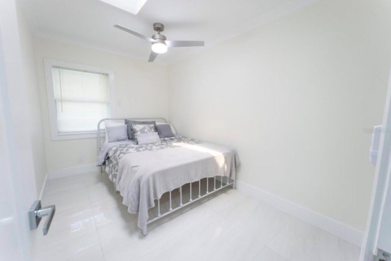 Image 14 of 17 For 887 Perry Street