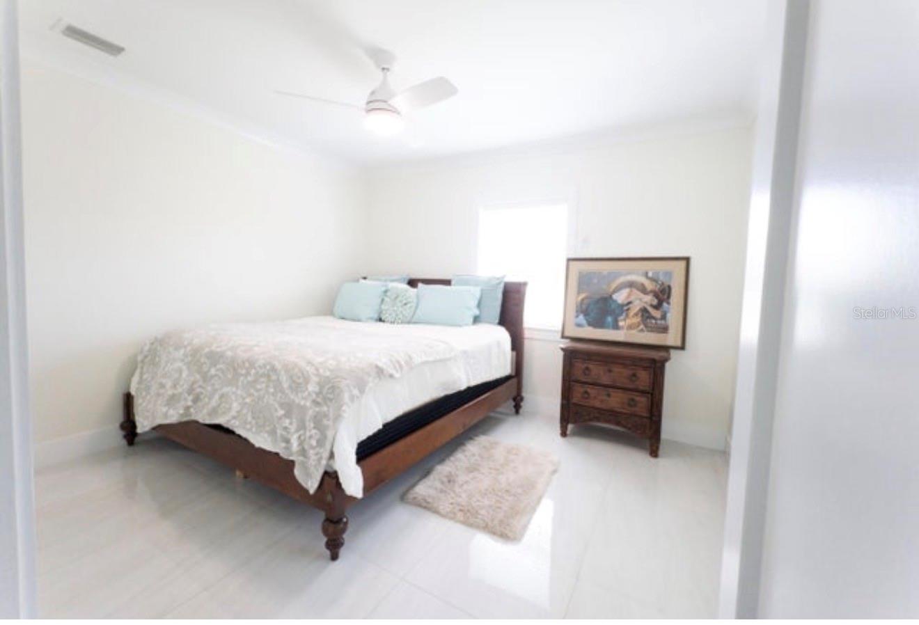 Image 16 of 17 For 887 Perry Street