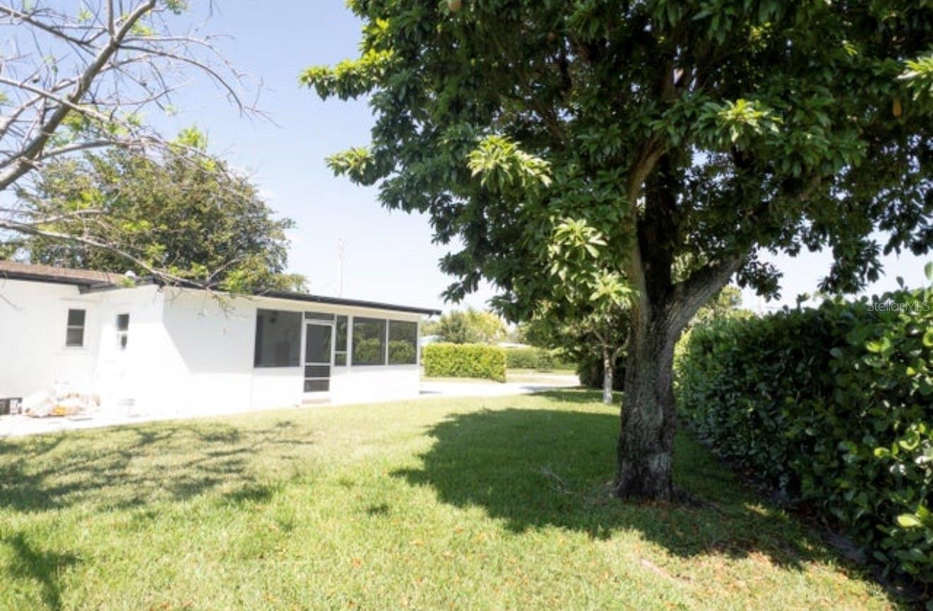 Image 4 of 17 For 887 Perry Street