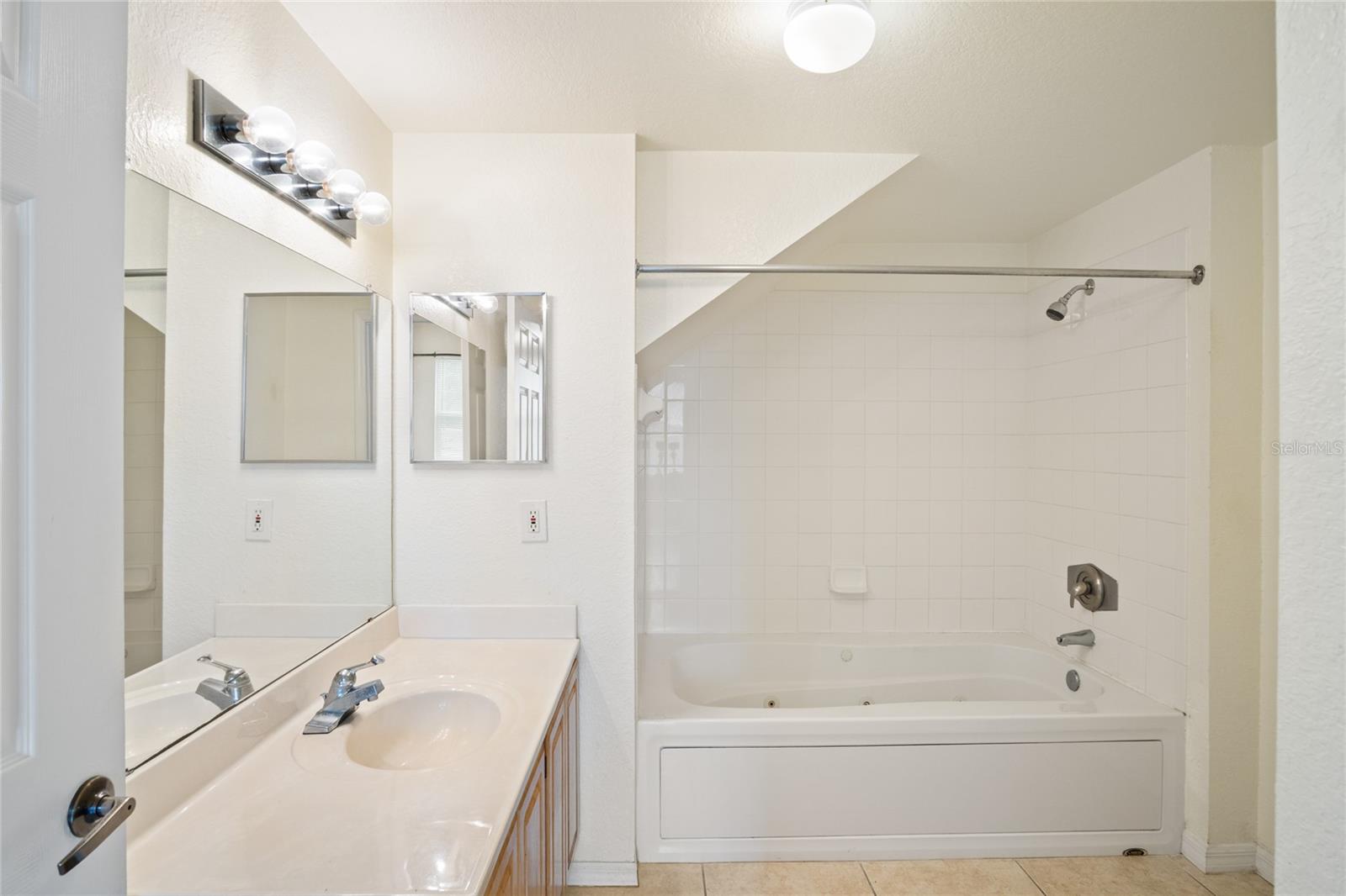 Image 15 of 42 For 4009 Venetian Bay Drive 102