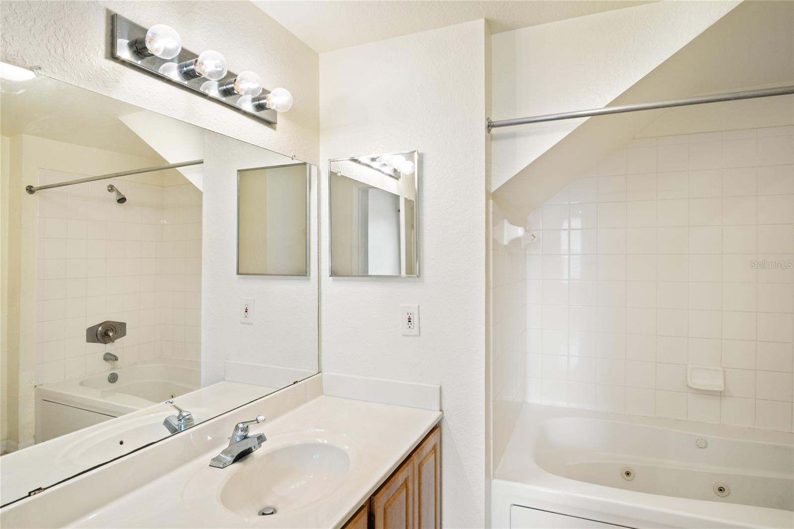 Image 16 of 42 For 4009 Venetian Bay Drive 102