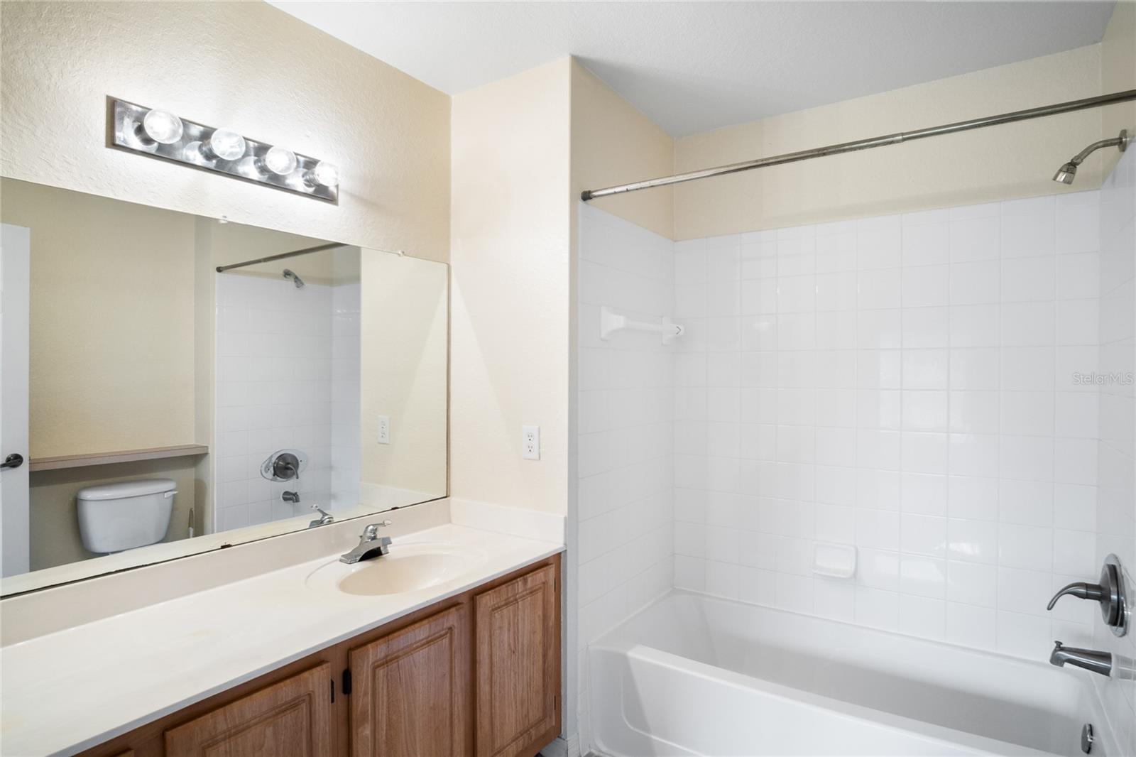 Image 19 of 42 For 4009 Venetian Bay Drive 102