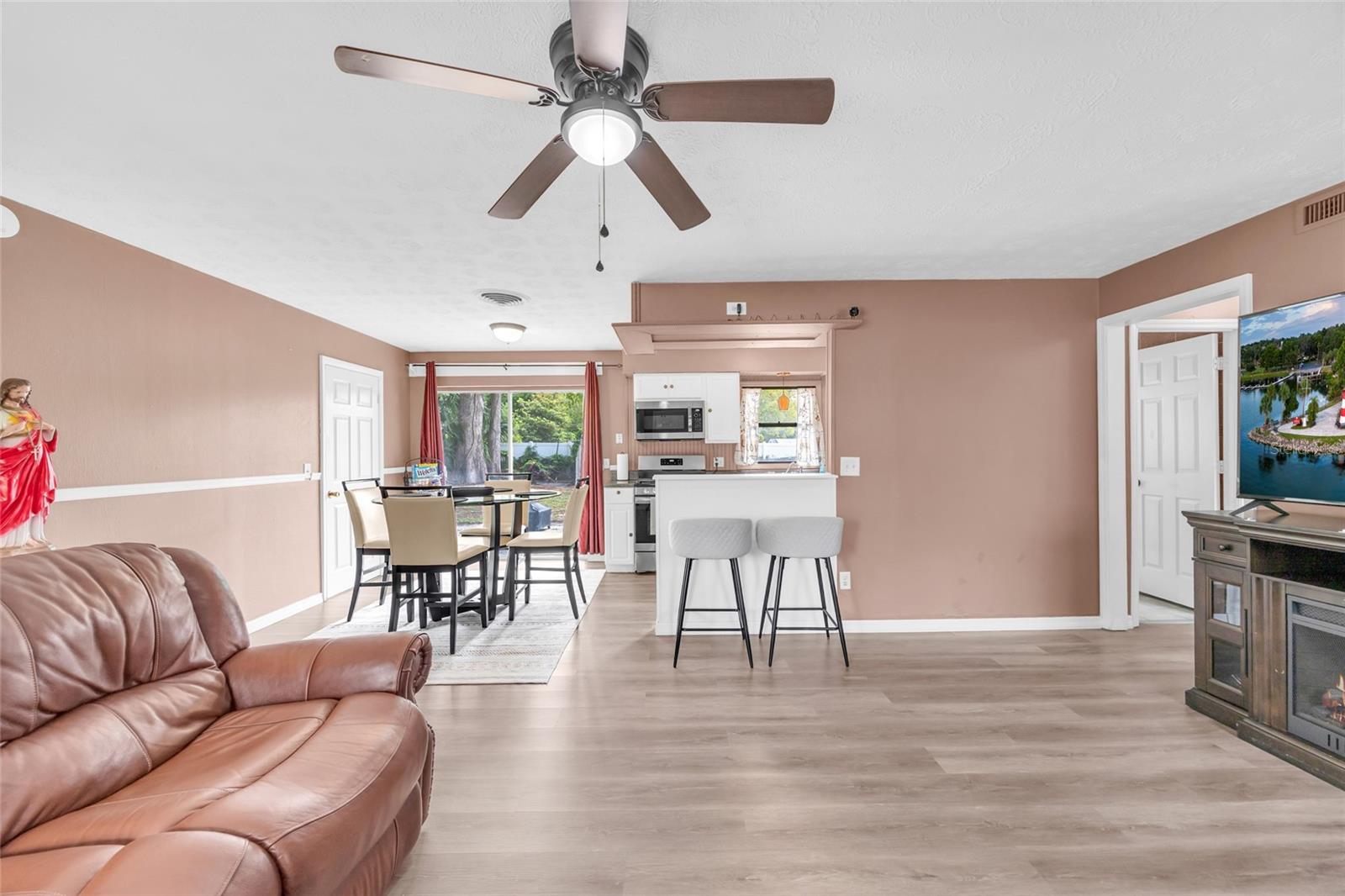 Image 4 of 28 For 890 Golden Isle Drive