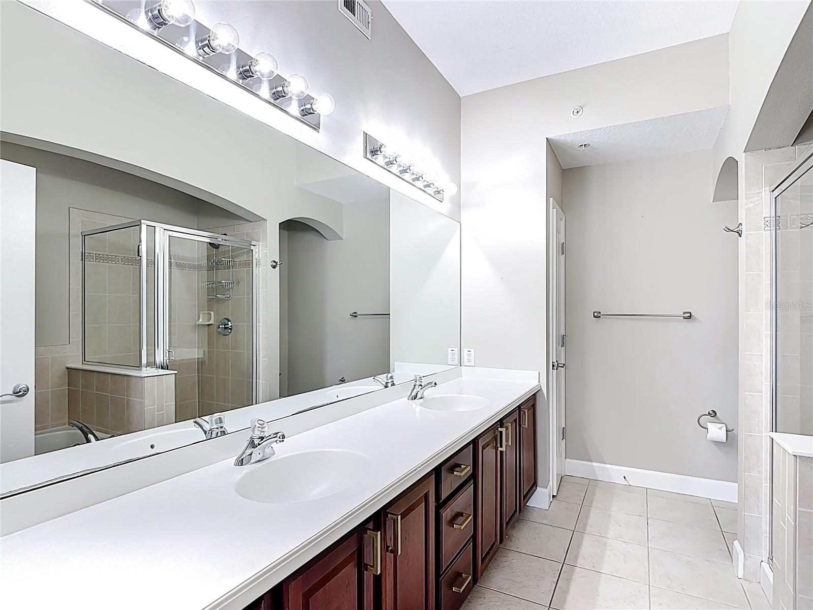 Image 20 of 52 For 1231 Wright Cir  308