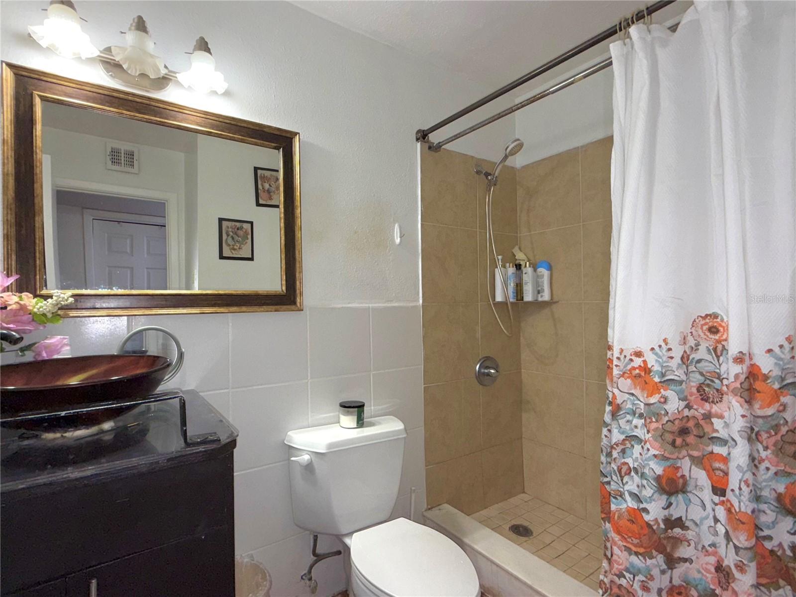 Image 23 of 51 For 5828 Harcourt Avenue