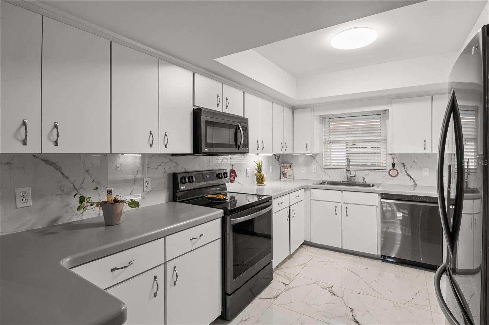 Listing photo id 9 for 416 Barbados Circle