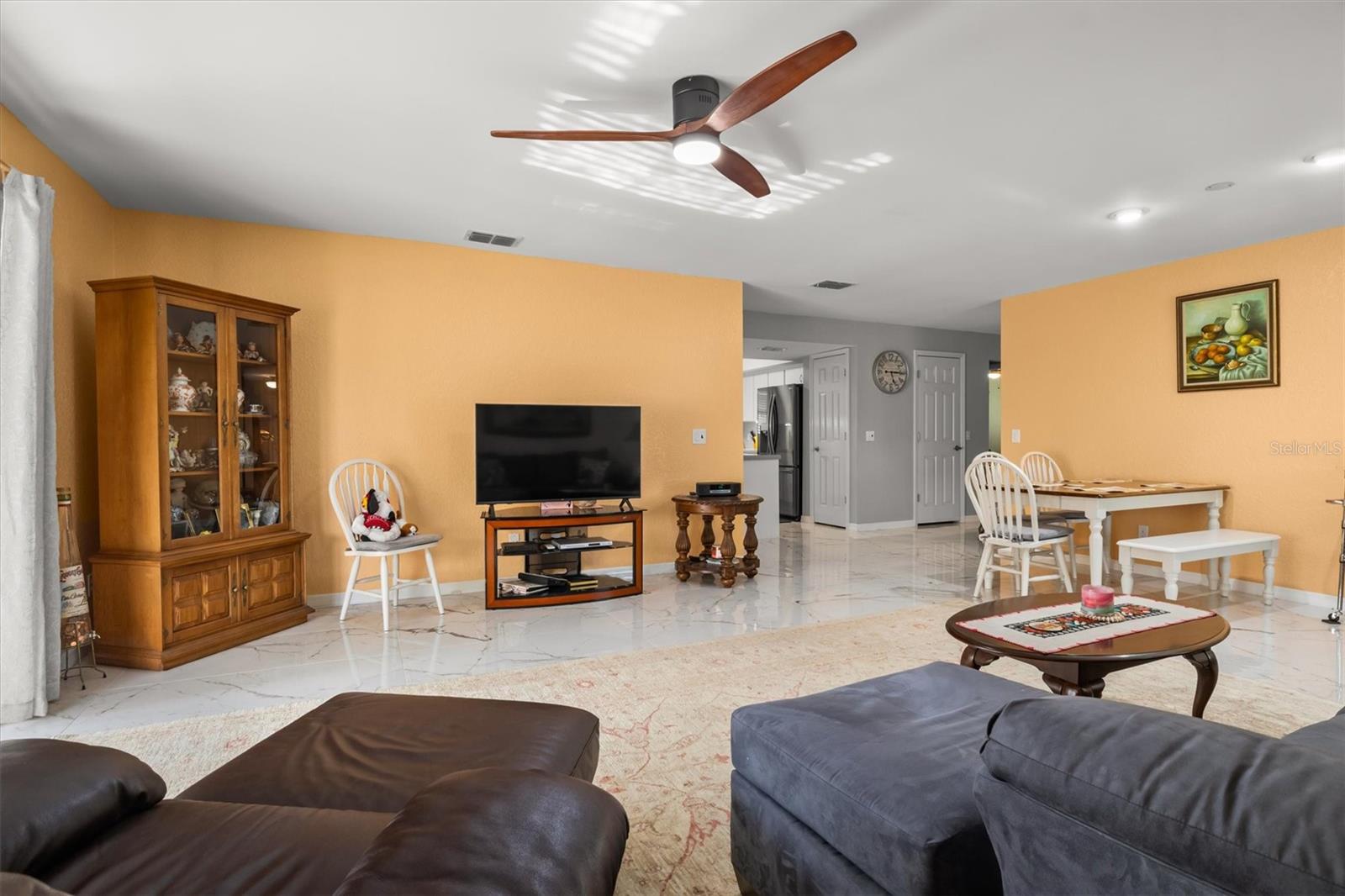 Listing photo id 3 for 416 Barbados Circle