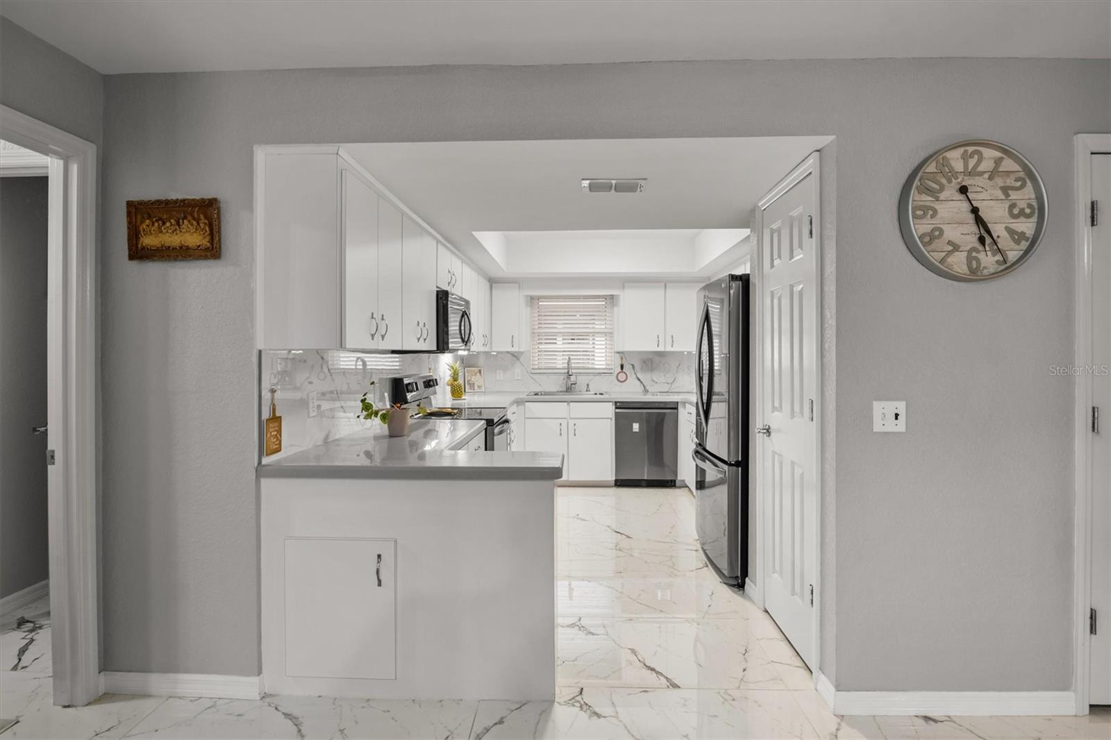 Listing photo id 7 for 416 Barbados Circle