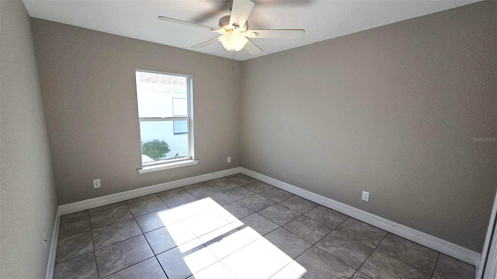 Image 24 of 38 For 210 Lime Tree Park