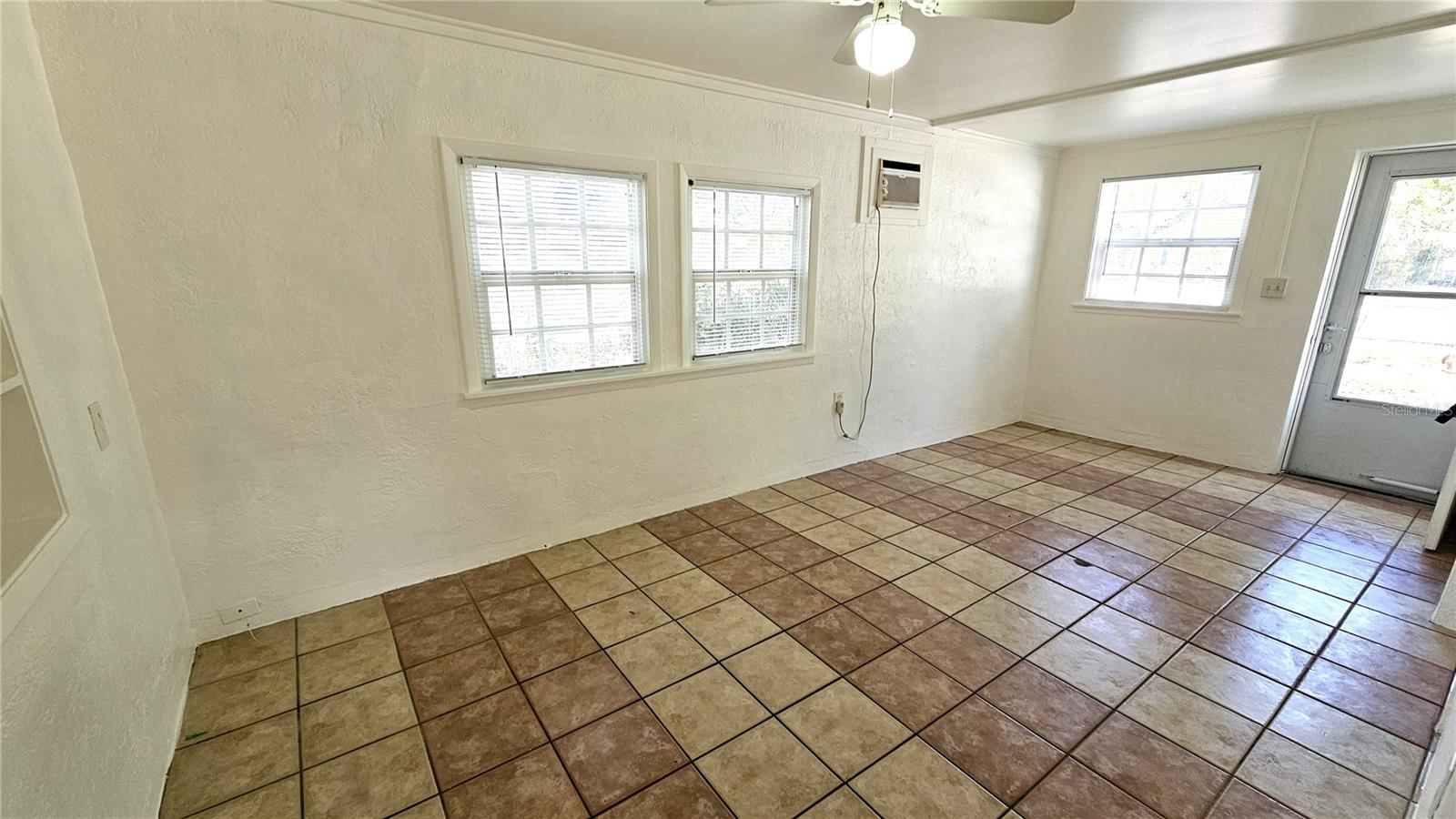 Image 9 of 18 For 15 Mango Street W