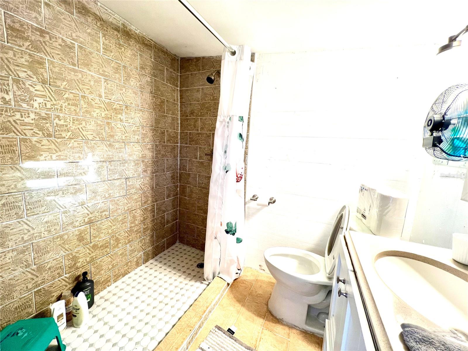 Image 17 of 25 For 5009 Deauville Drive