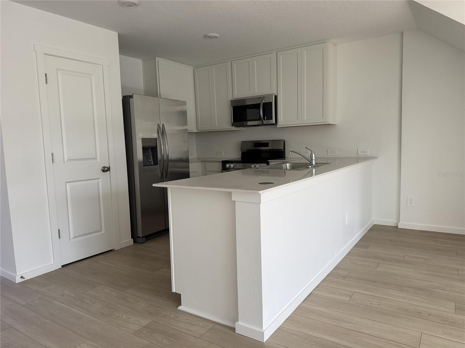 Image 4 of 21 For 830 Lynx Street