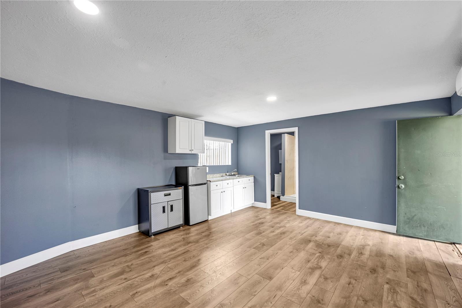 Image 21 of 38 For 4325 Lake Avenue