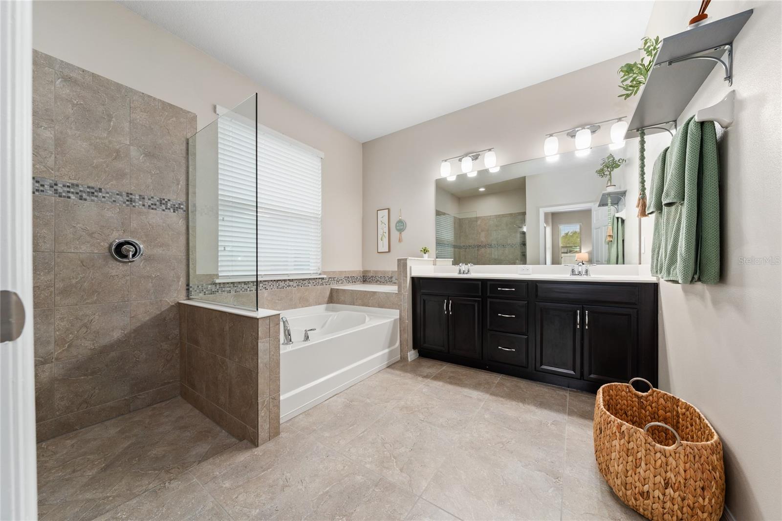 Image 24 of 41 For 2891 Avian Loop