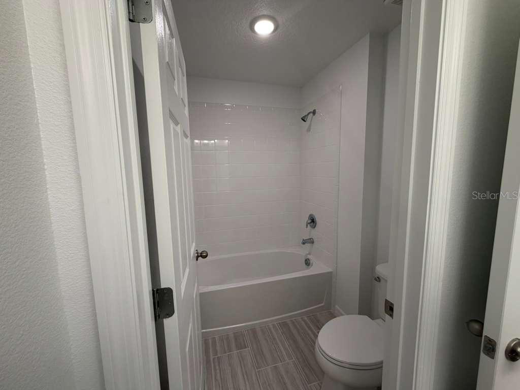 Image 18 of 22 For 466 Thompson Village Avenue