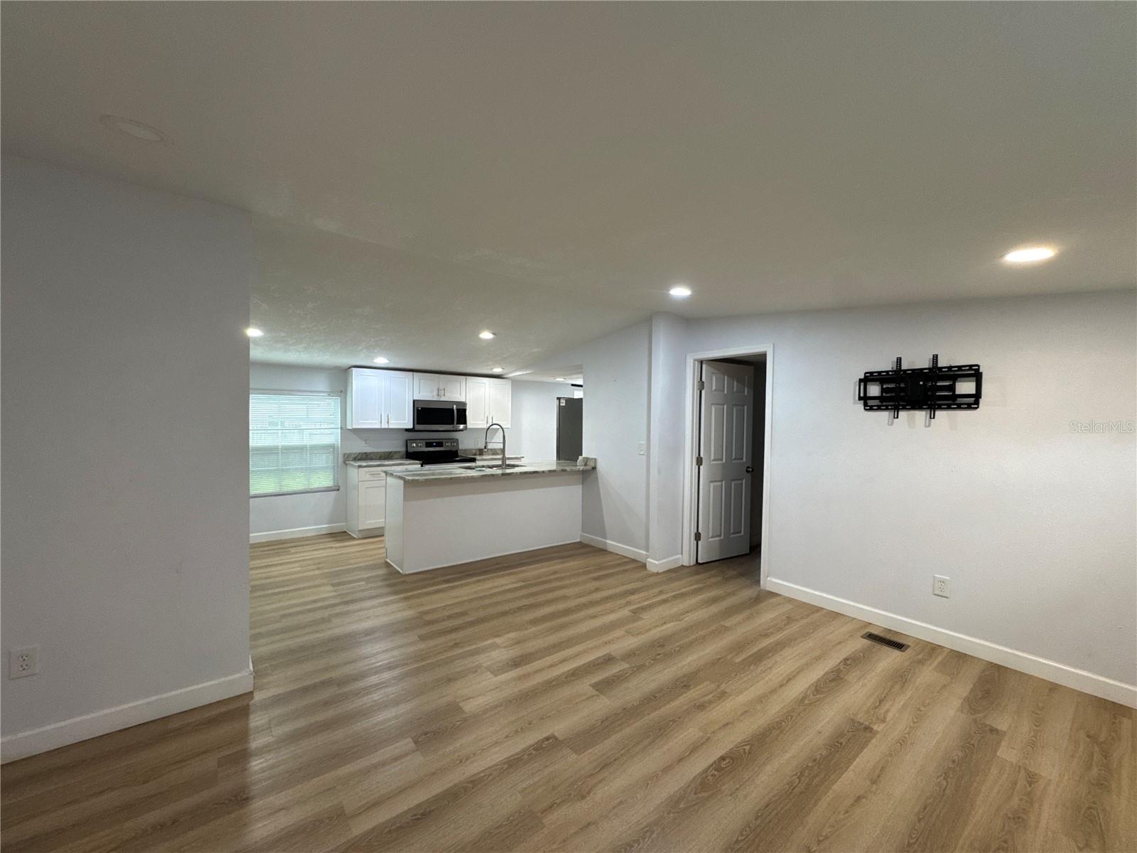 Image 4 of 22 For 4760 Lake Ontario Drive