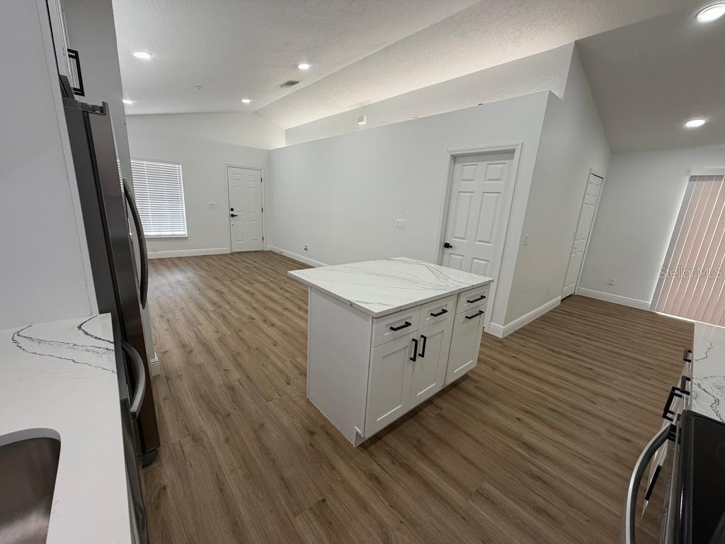 Image 4 of 17 For 9743 Hollyhill Drive