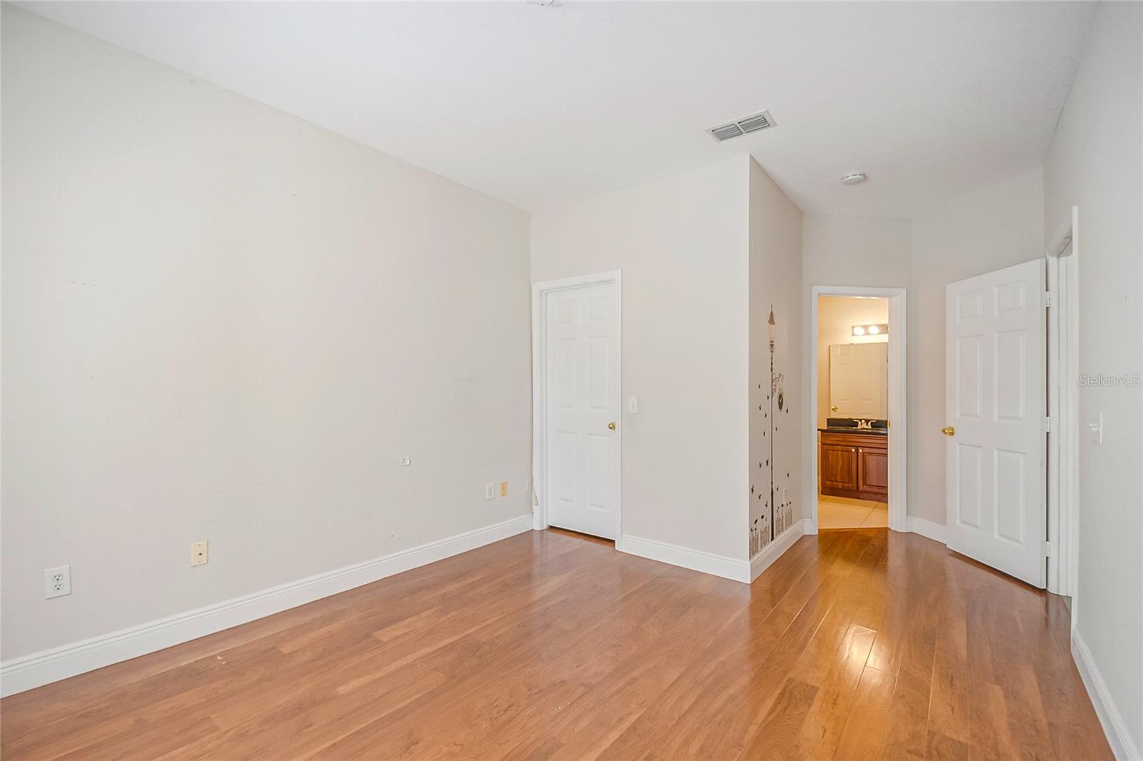 Image 15 of 37 For 3611 Conroy Road 835