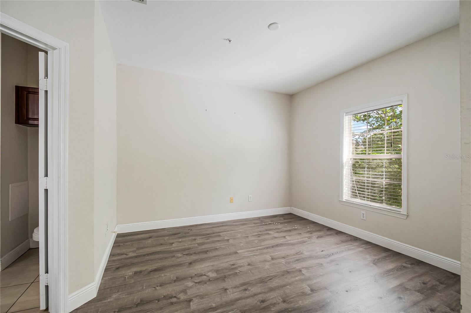 Image 20 of 37 For 3611 Conroy Road 835