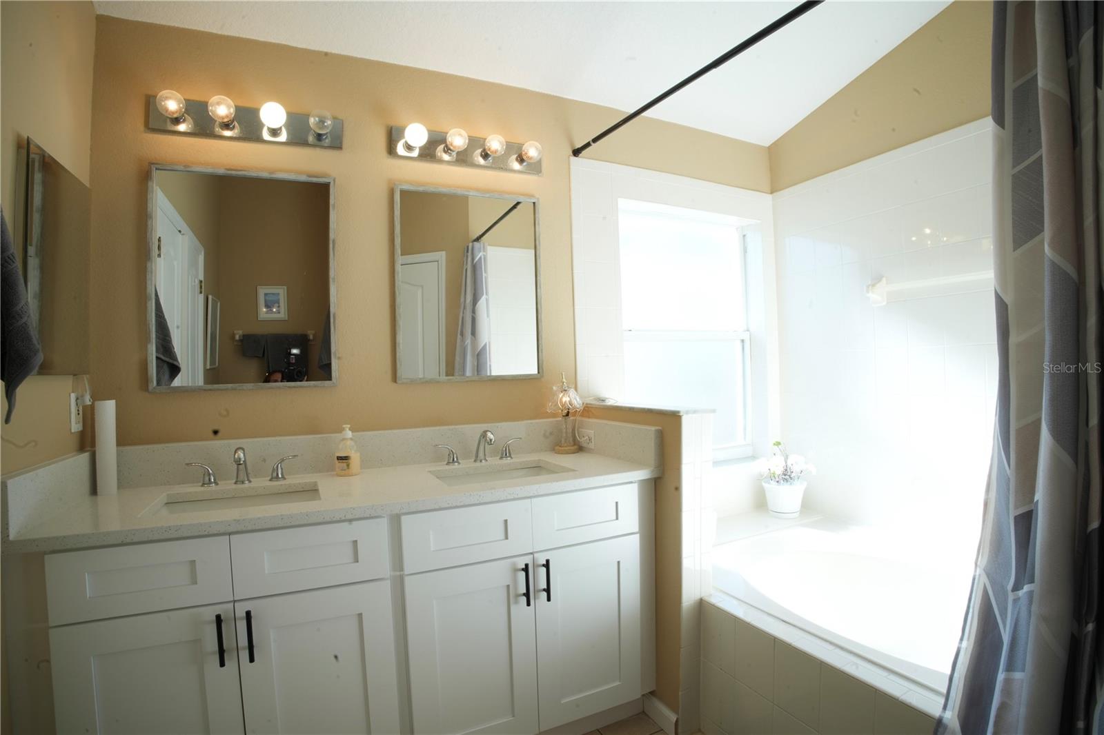 Image 14 of 22 For 15509 Markham Drive