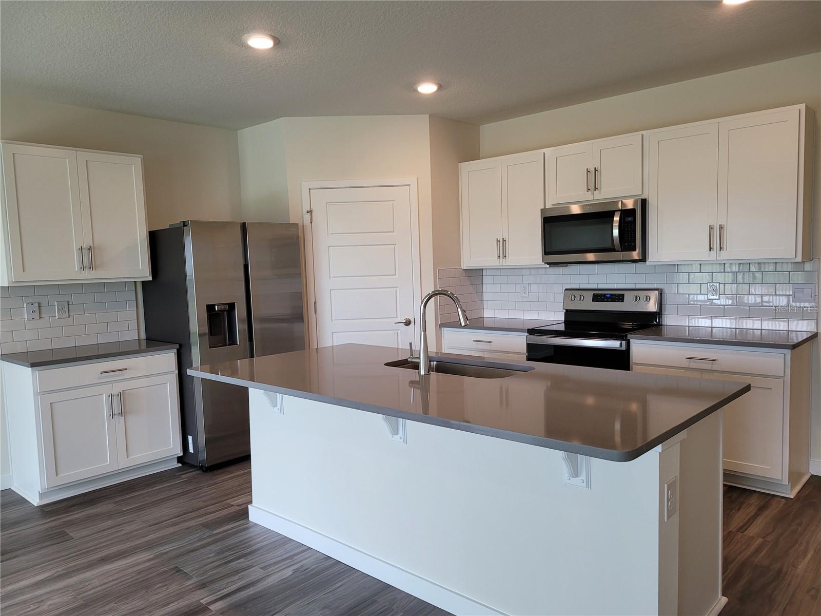 Image 6 of 21 For 399 Tanis Avenue
