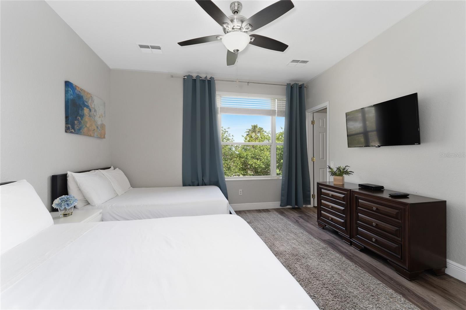 Image 14 of 33 For 5026 Tideview Circle 17