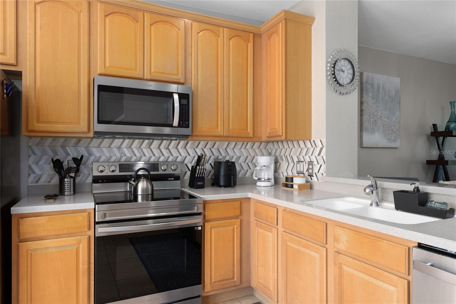 Image 6 of 33 For 5026 Tideview Circle 17