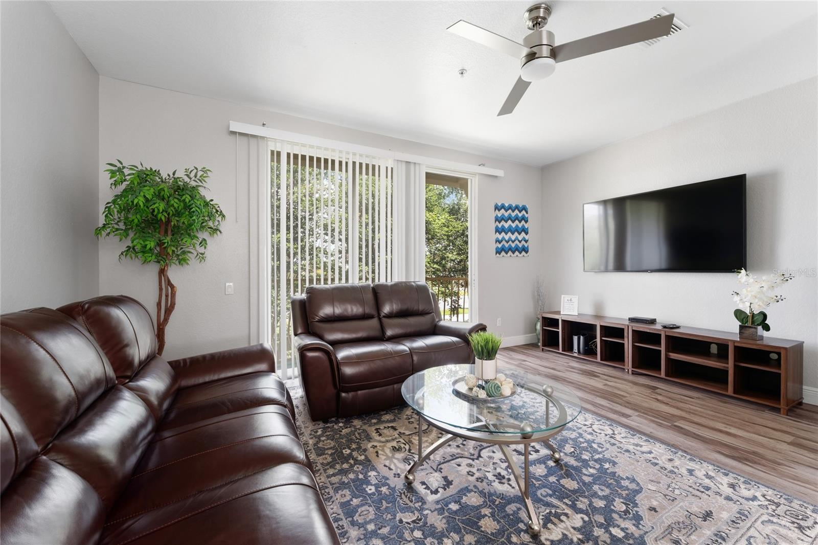 Image 9 of 33 For 5026 Tideview Circle 17