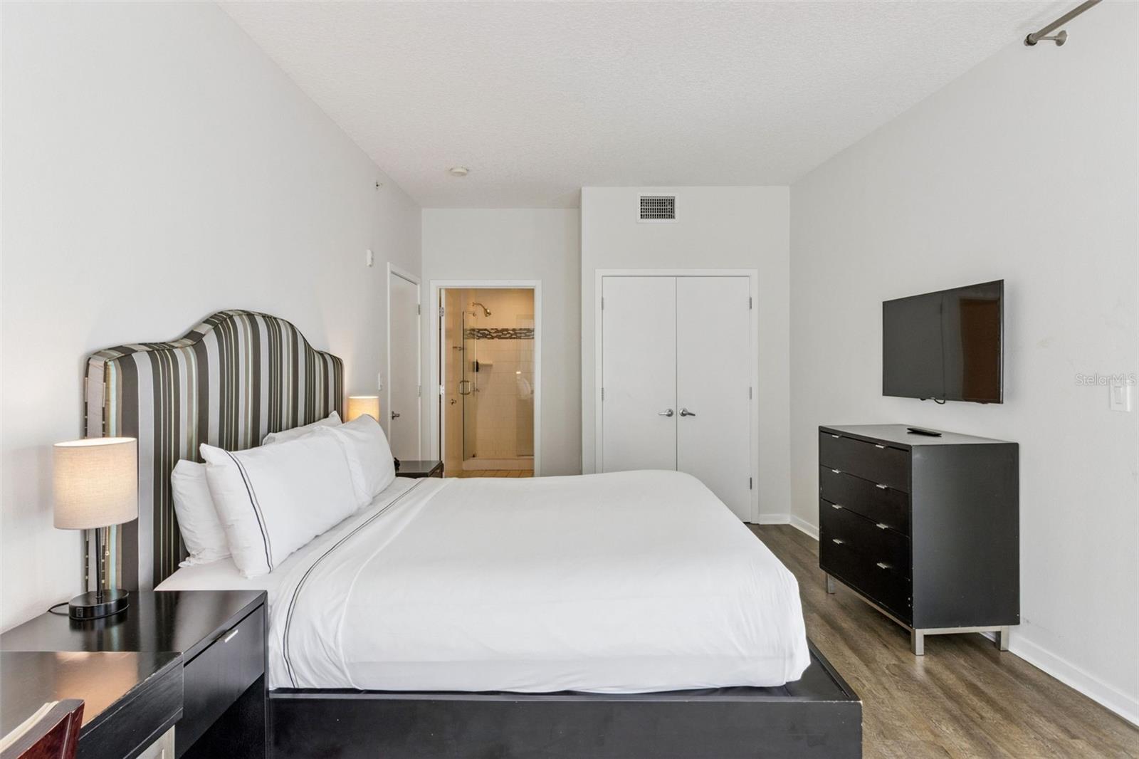 Image 16 of 38 For 225 Celebration Place 216