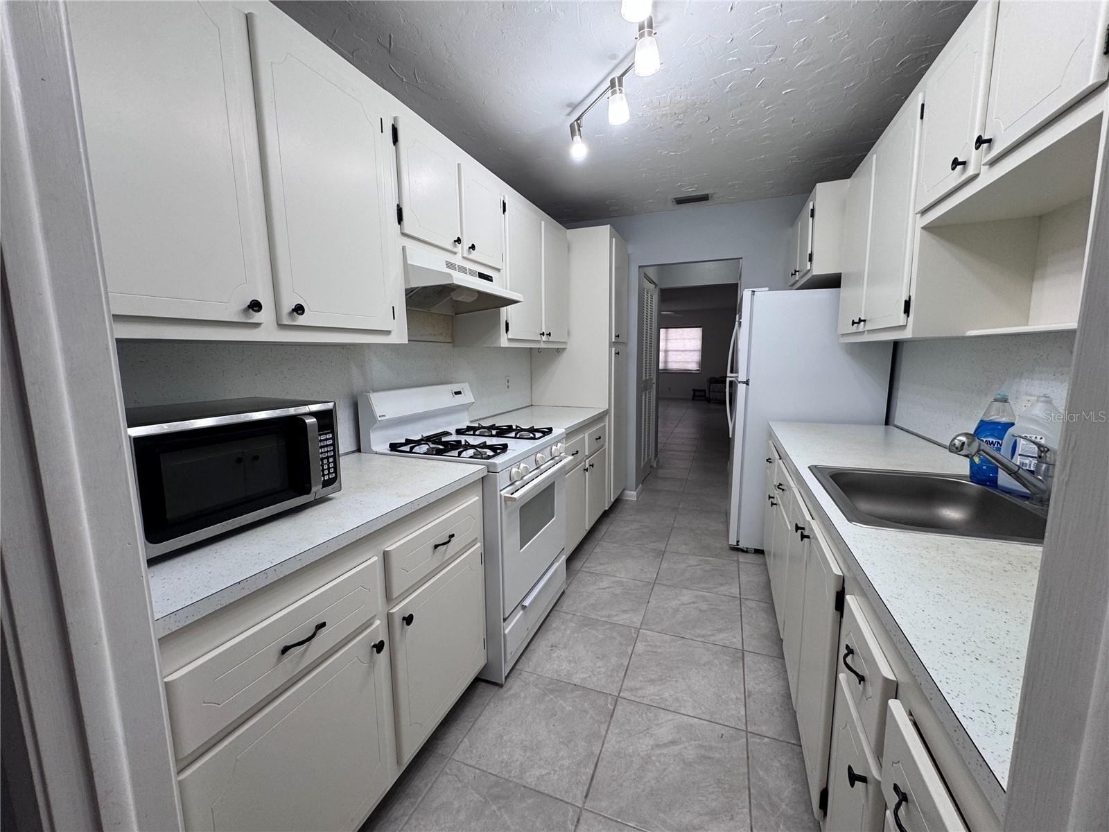 Image 14 of 16 For 100 El Camino Drive 111