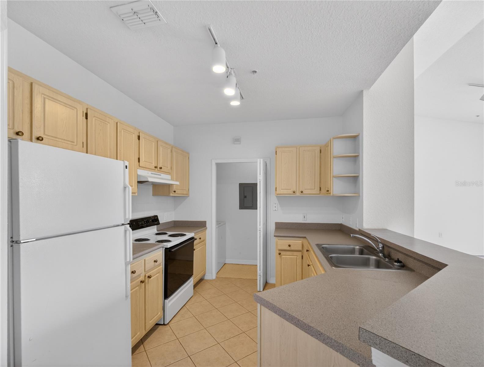 Image 20 of 48 For 1100 Lake Shadow Circle 2307