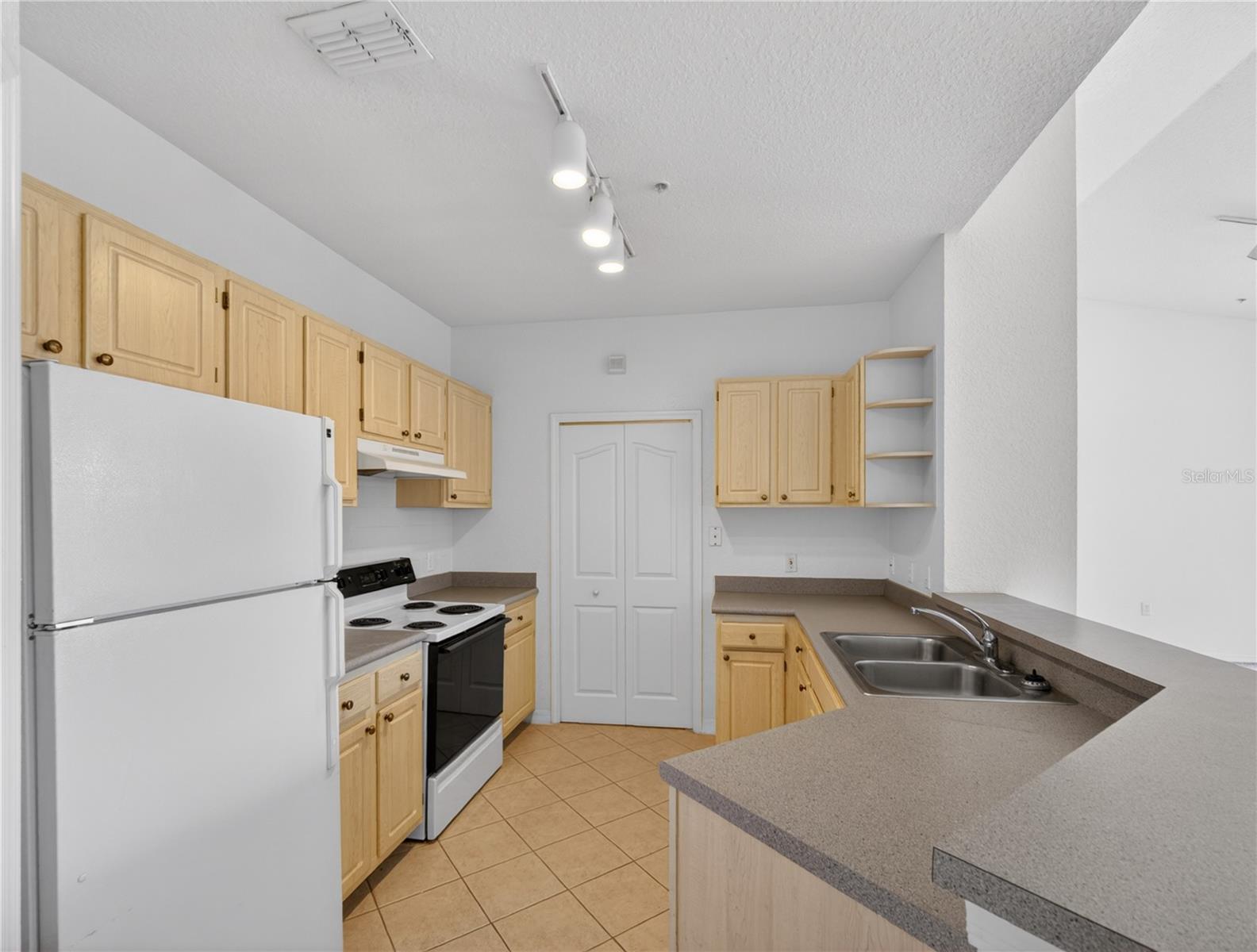 Image 23 of 48 For 1100 Lake Shadow Circle 2307